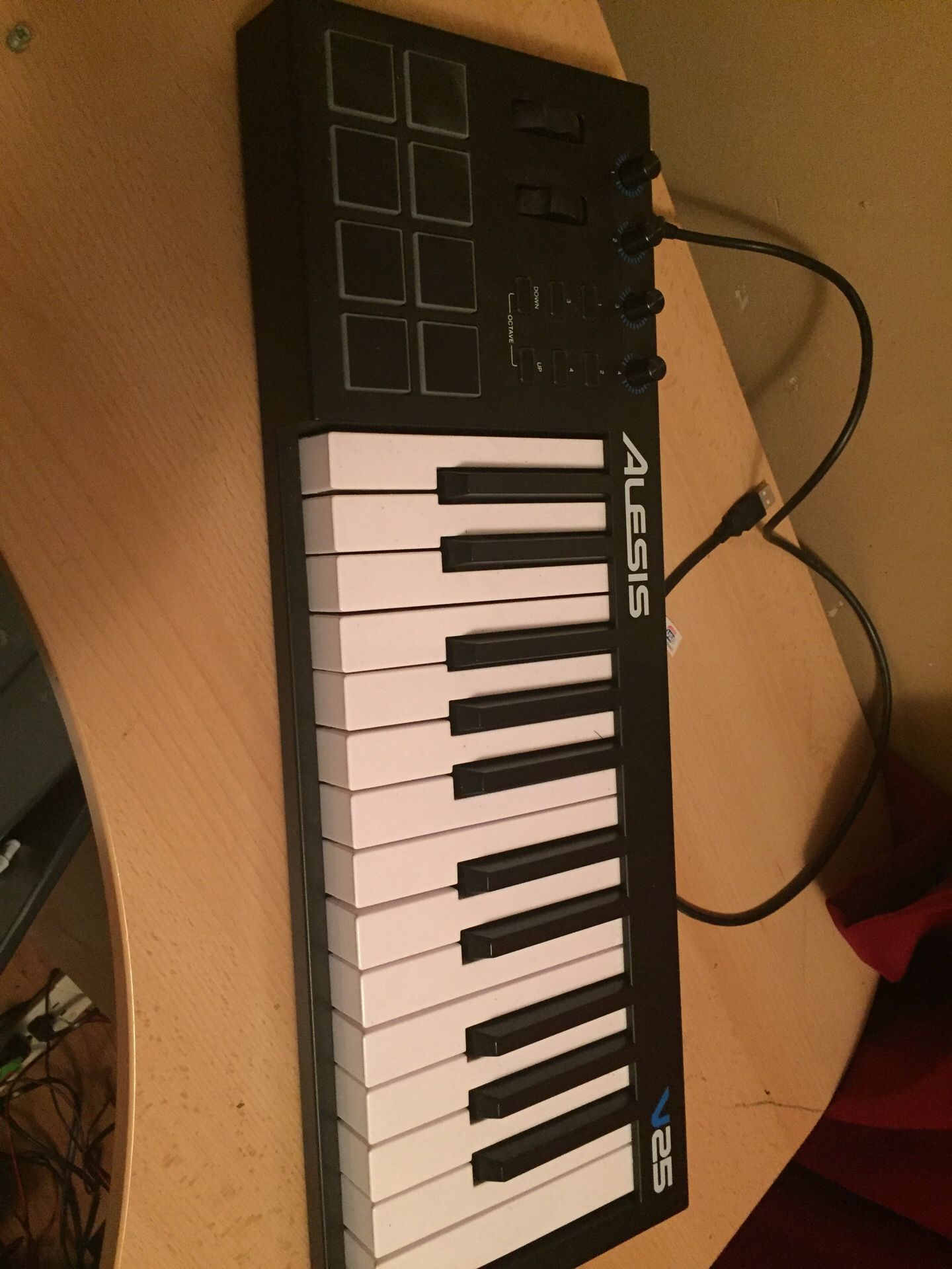 Alesis 25 keyboard