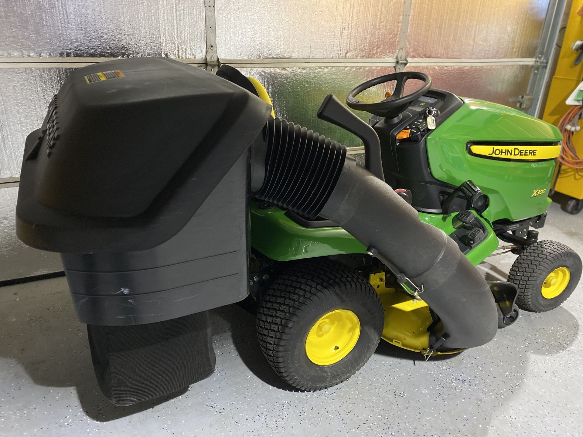 John Deere X300, Garden Tractor 42in. Edge Deck Riding Mower W/BAGGER