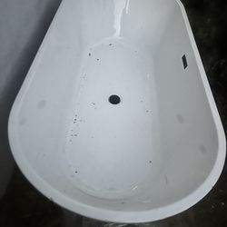 Bath Tub Scratchd On One End Side  300 Obo