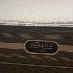 Clean Comfortable Beautyrest Hybrid Matress Set