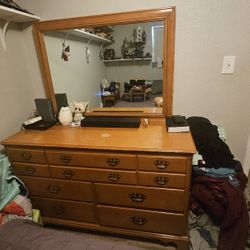 Curb Alert!!!✨ WILLETT Lancaster County Blonde Maple Dresser & Mirror ✨