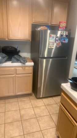 Midea 18cu Ft Top Freezer