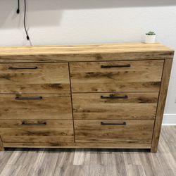 Solid Wood 6-Drawer Dresser – Modern Rustic – Excellent Condition $550