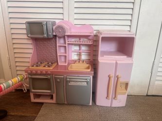 DOLLS PINK KITCHEN