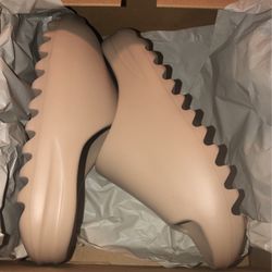 Yeezy slides Adults Size 5