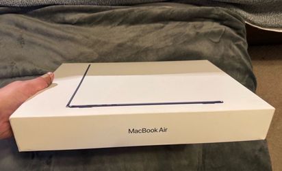 Mac Book Air M3 512 GB 15” Display. Midnight Blue  in Perfect Condition