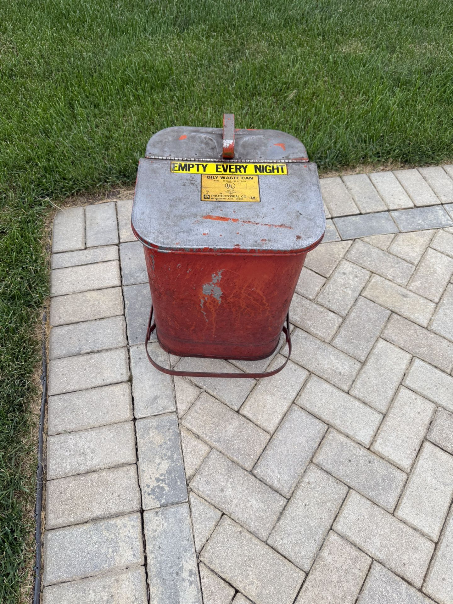 VINTAGE 10 GALLON OIL CAN WITH FOOT PEDAL OPENING LID IN GOOD CONDITION. GREAT FOR A MECHANIC SHOP. $50.00 OR BEST OFFER.