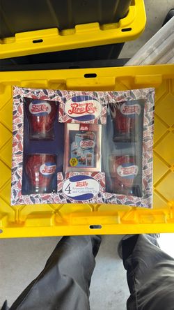 Pepsi-Cola 4 Fountain Glasses and Collectible Tin Set