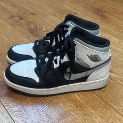 2020 Air Jordan 1 Mid GS ‘White Shadow’