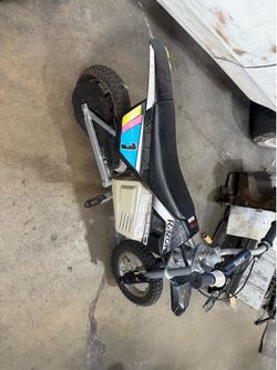 Vendo minimoto eléctrica Razor MX350  Se vende minimoto eléctrica Razor MX350 en muy buenas condiciones. Todo funciona correctamente y está lista para