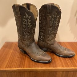 Ariat women’s heritage Cowboy Boots Size 6