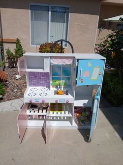 Toy kitchen