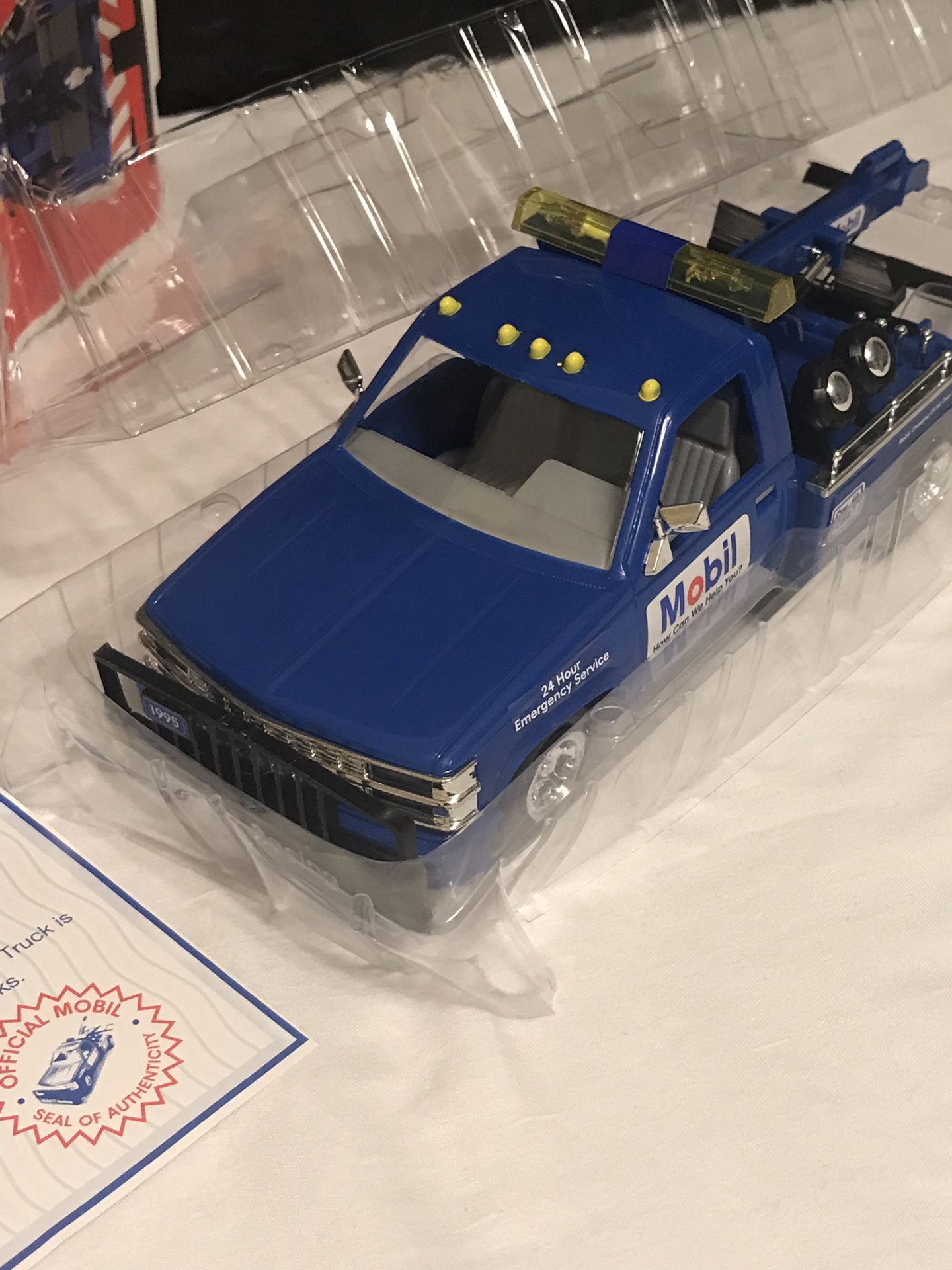 Mobil Vintage 1995 Collectible Toy Tow Truck