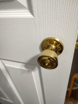 7 Interior Knobs. (5 Locking / 2 Passage)