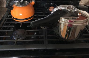 Whirlpool 30" Stainless Steel Gas Range – Oven/griddle Never Used