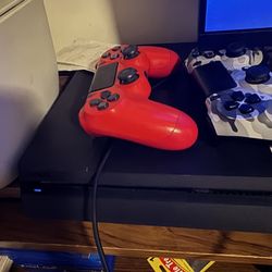 PS4 W 2 controllers and games 
