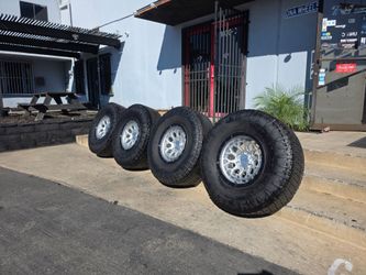 17" K2 off-road rims w/ 37" Nitto tires