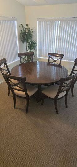 Round Dining Table with 6 chairs