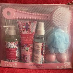  Olivia Grace 8-Piece Vanilla Almond Scented Bath Collection with Travel Mesh Bag