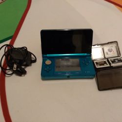 Nintendo 3DS  WITH 4 GAMES