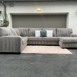 Huge Light Grey Sectional Couch Sofa From Ashley Furniture In Excellent Condition - FREE DELIVERY 🚚