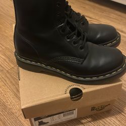 1460 SMOOTH LEATHER LACE UP BOOTS (SIZE 8)