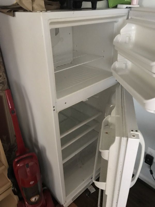 Refrigerator 28.5 inches W 60 inches L 18 cu. ft
