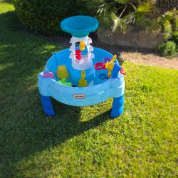 Water Table with toys !