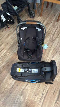 Nuna carseat and base