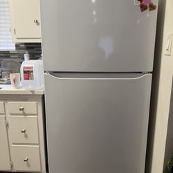  LG Top-Freezer Refrigerator – Excellent Condition – 2 Years Old
