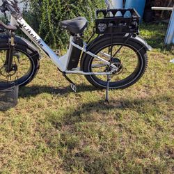 Lander Like Step Thru Ebike 26" White