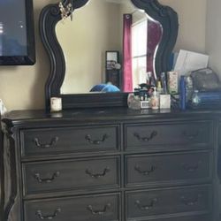 King Set Bedroom With 7 Peace