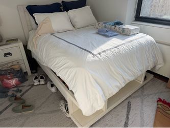 Queen Bed Excellent Condition