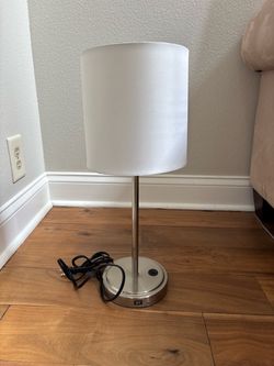 Table lamp with USB entrance