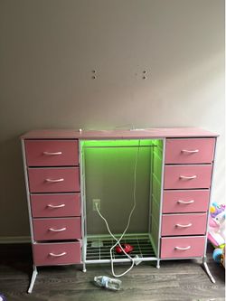 Bed wit play area underneath . Come wit led lights . Dresser & mattress.