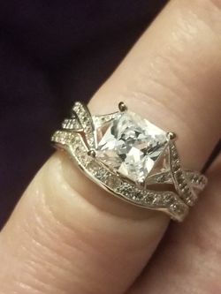 Beautiful 925 silver filled 2 piece wedding set with white cz's size 7.