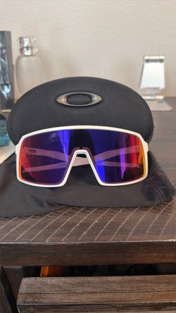 Oakley Sutos