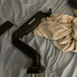 mount up Monitor arm