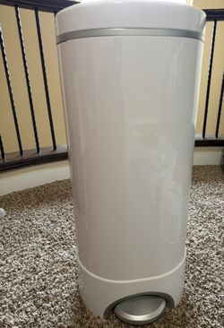 Munchkin Diaper Pail With Generic Brand Refills