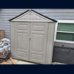 Rubbermaid 7x4 Outdoor Plastic Vinyl Resin Lockable Storage Shed