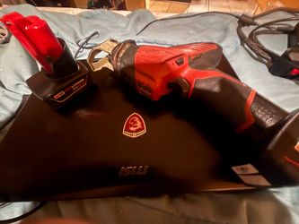 Milwaukee hacksaw with three battery’s