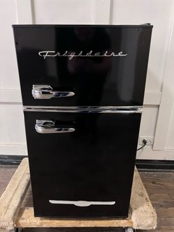 Frigidaire Black Retro Mini Fridge