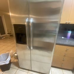 Frigidaire - 25.6 Cu. Ft. Side-by-Side Refrigerator - Silver