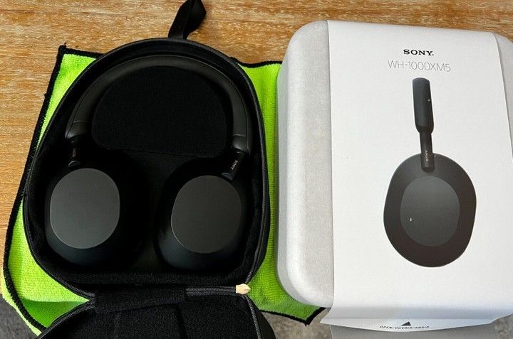 NEW SONY BLUETOOTH HEADPHONES WH-1000M5+CASE + WARRANTY