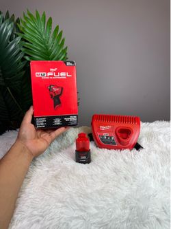Milwaukee 3/8” Impact Wrench Kit Fuel M12