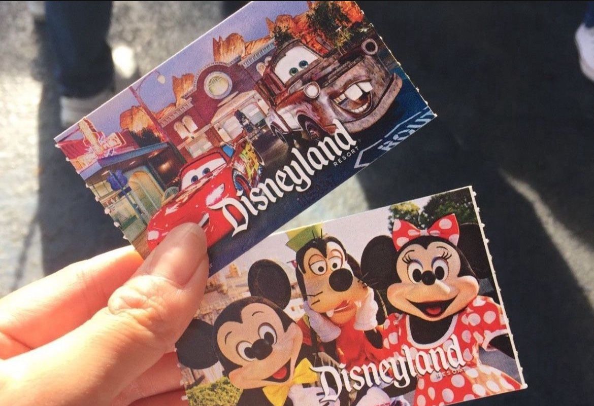7 Disneyland Tickets ( Not Hopper Ticket)