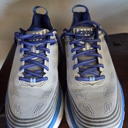 HOKA  Bondi 6 Size 9 2E