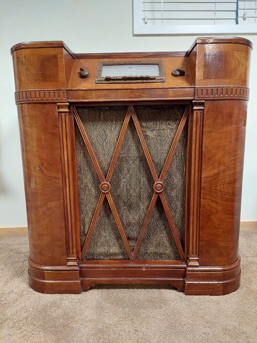 Silvertone Antique 1940 Console Radio