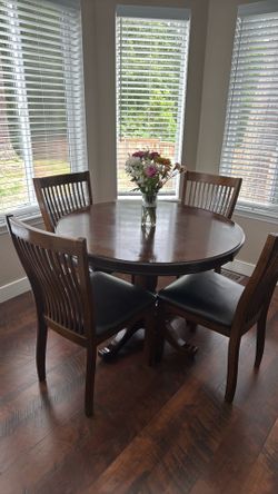 Round Dinning Table