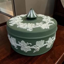 Vintage Wedgwood Green Jasperware Grape Cluster Lidded Trinket England Round Box